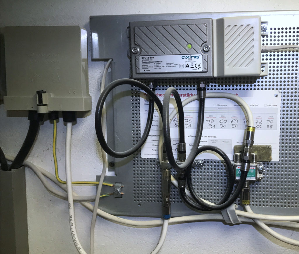 typische Kabel-TV-Installation am Hausübergabepunkt mit Hausanschlussverstärker